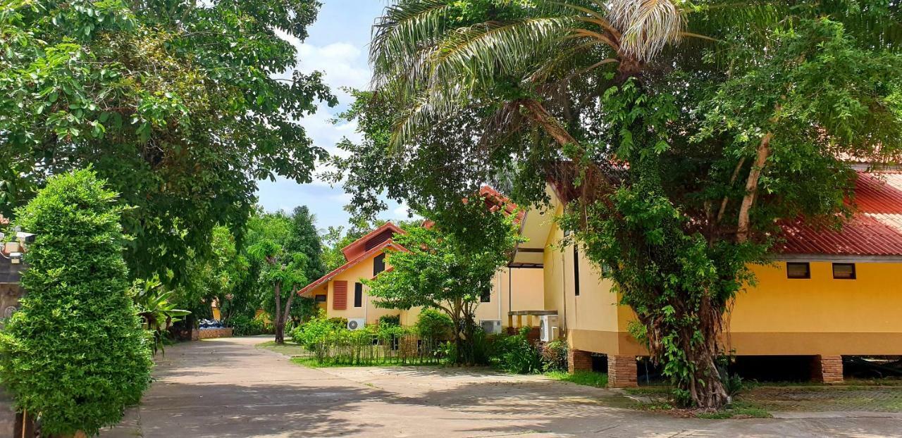 Tanisa Resort Chumphon Exterior photo